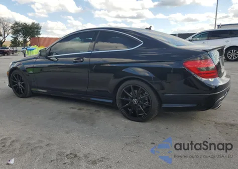 2013 Mercedes-Benz C 250 z USA, uszkodzony, nr VIN WDDGJ4HB8DG028124